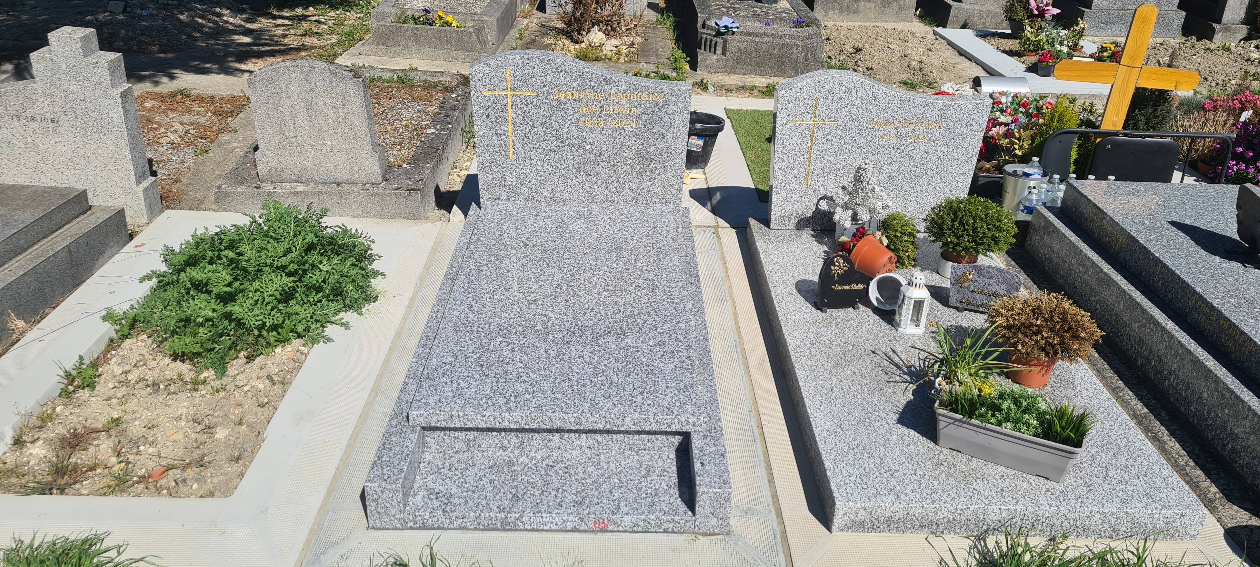 Monument Estrella avec stèle en gris du Tarn, cimetière en Seine-Saint-Denis (93)